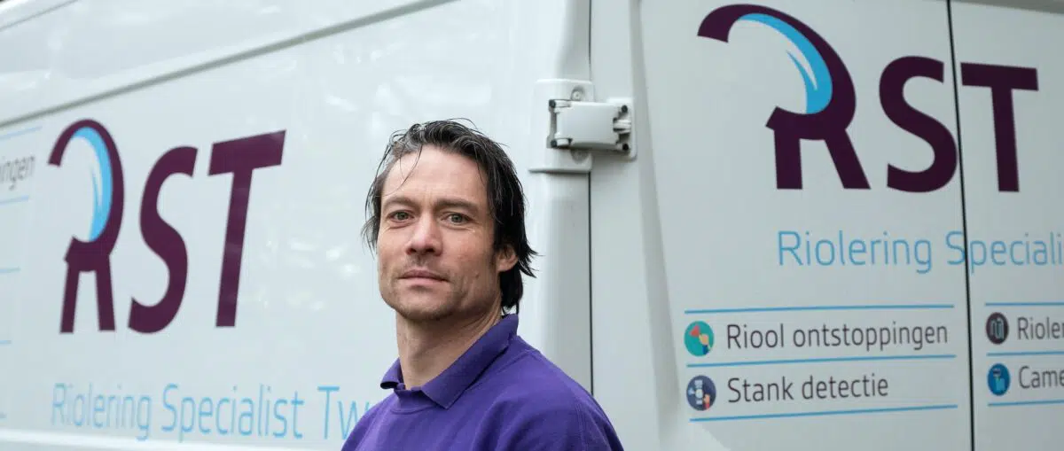 Gabriel van Rioleringspecialisttwello, ontstaoppingsbedrijf voor zijn witte bus.