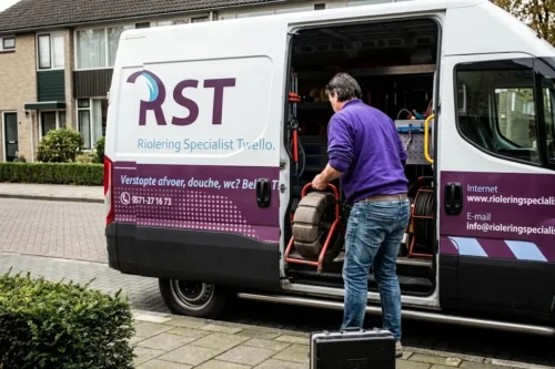 Loodgieter in Zutphen van RST die zijn busje inlaadt.